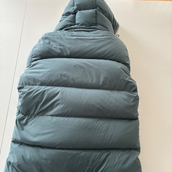 [S] Aritzia super puff in kelp green - Picture 4 of 5